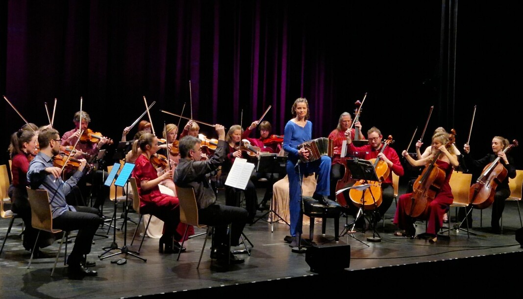 Åsbjørg Ryeng på bandoneon saman med Trondheimsolistene i Surnadal Kulturhus