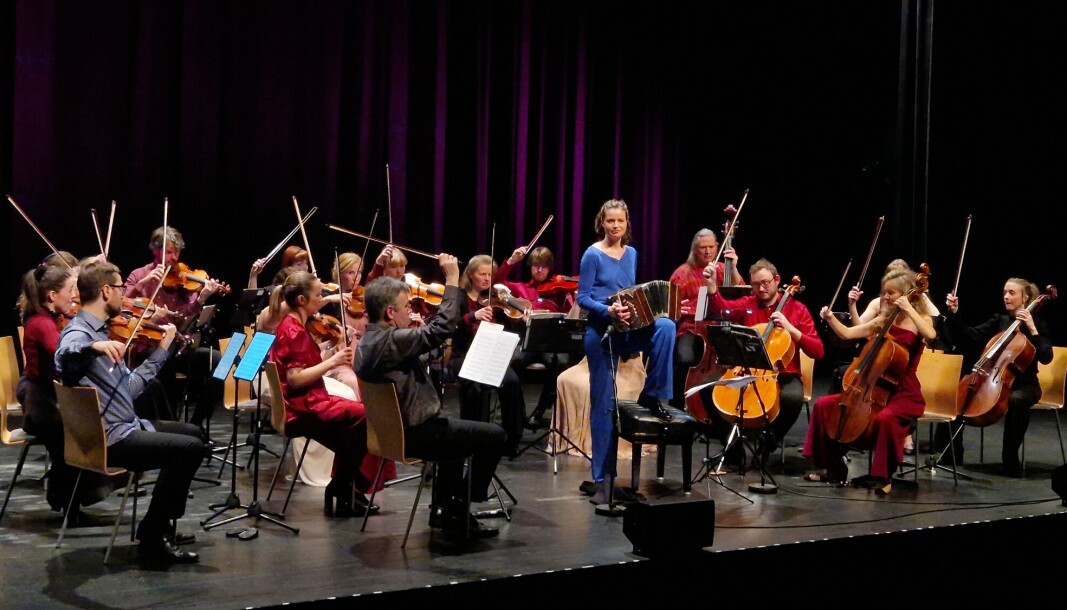 Åsbjørg Ryeng på bandoneon saman med Trondheimsolistene i Surnadal Kulturhus Åsbjørg Ryeng på bandoneon saman med Trondheimsolistene i Surnadal Kulturhus