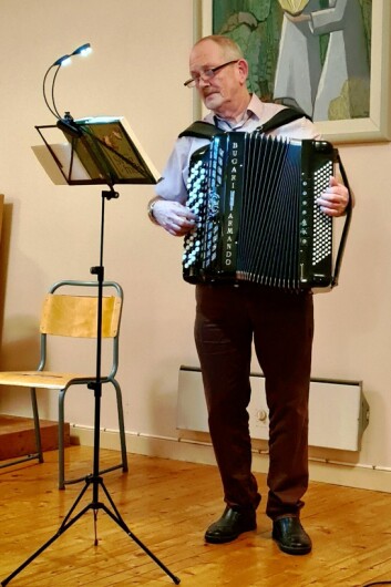 Jan Sturla Jensvold spela til songen rundt juletreet.