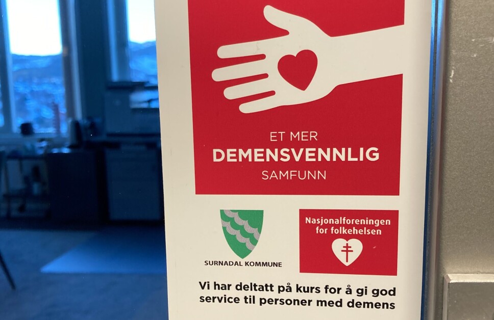 Trollheimsporten sjekker om deltakere har hengt opp kursbeviset. Begravelsesbyrået har vært eksemplariske med en sentral plassering.