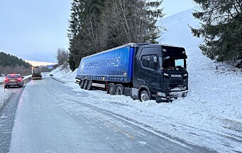 Lastebil og personbil kjørte i grøfta på Rindalsskogen