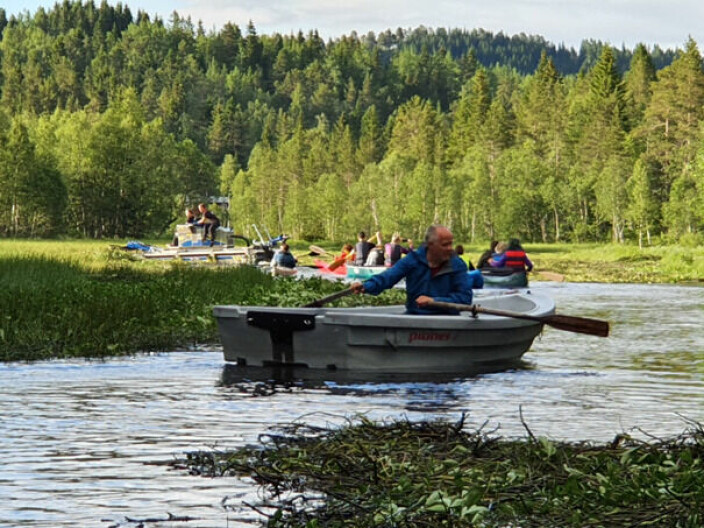 Det var stor entusiasme da det under prøveklippingen ble åpnet et felt som båter kunne bruke mellom Rørvatnet og Litlvatnet. Til sammen deltok 9 farkoster og 20 personer.