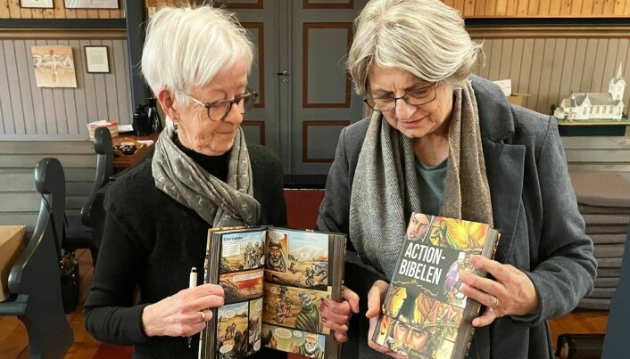 Berit Anne Botten Røkkum (t.v.) og Randi Bøe er nysgjerrige på den nye «Action-Bibelen».