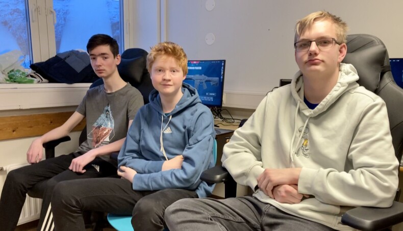 Fornøyde med nye stoler! F.v Tarjei Lysø, Håkon Glærum Svanen og Ole Edvard Bolme. Fornøyde med nye stoler! F.v Tarjei Lysø, Håkon Glærum Svanen og Ole Edvard Bolme.