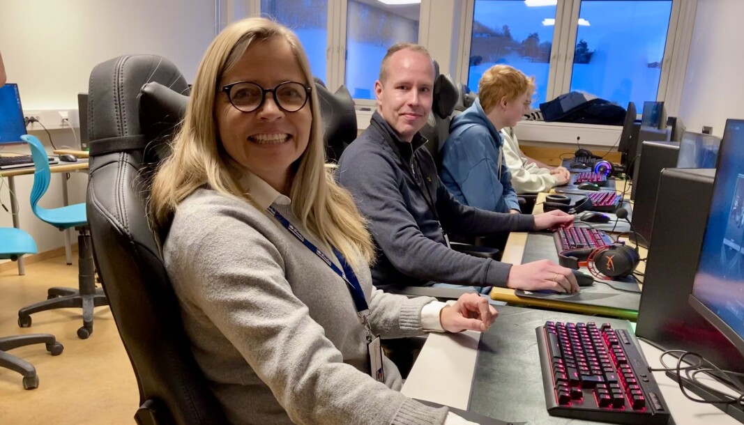 Linn Wærdahl-Schei Hamnes og Dan Blekken fra Svorka tester julegaven til e-sportrommet. Linn Wærdahl-Schei Hamnes og Dan Blekken fra Svorka tester julegaven til e-sportrommet.