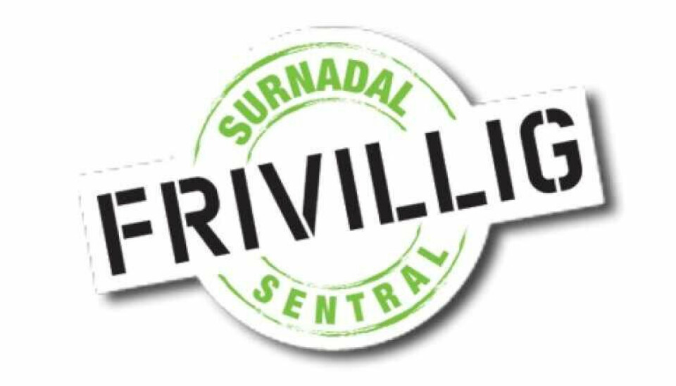 Runding hvor det står 'Surnadal sentral' med 'frivillig' på tvers over rundingen mellom de to ordene.