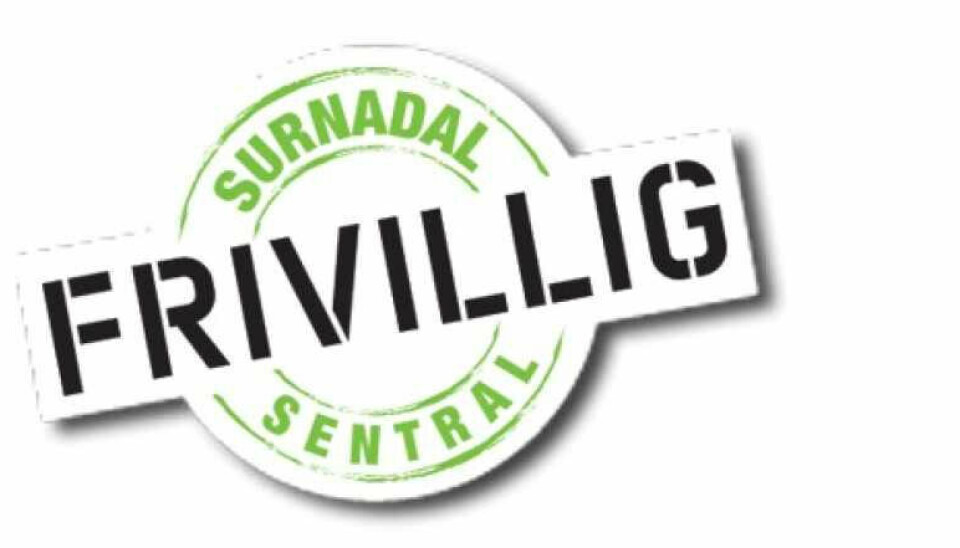 Runding hvor det står 'Surnadal sentral' med 'frivillig' på tvers over rundingen mellom de to ordene.