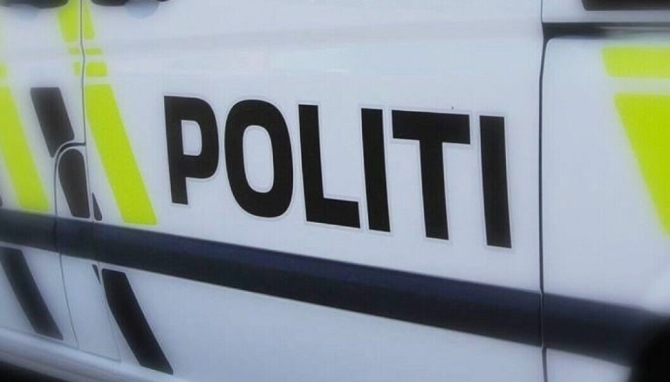 Promillekontroll i Surnadal Siden på en politibil, med tekst 'politi'