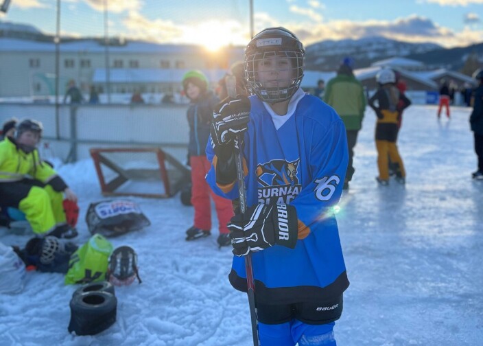 Vetle viser stolt fram genseren sin, med logoen til Surnadal Blades. Vetle viser stolt fram genseren sin, med logoen til Surnadal Blades.