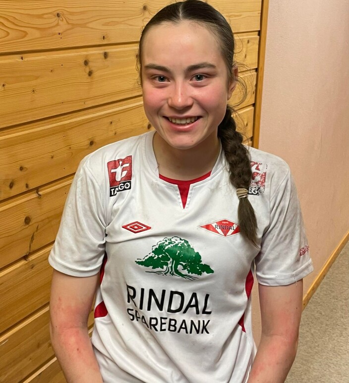 Ine Løfald fra Rindal J15 debuterte på Rindal D3 lørdag. Da Trollheimsporten spurte om hvordan det er å få spille på D3 var svaret «stængøitt». Hun synes hun er veldig heldig som får prøve seg på D3 når hun akkurat har fylt 16. Ine Løfald fra Rindal J15 debuterte på Rindal D3 lørdag. Da Trollheimsporten spurte om hvordan det er å få spille på D3 var svaret «stængøitt». Hun synes hun er veldig heldig som får prøve seg på D3 når hun akkurat har fylt 16.