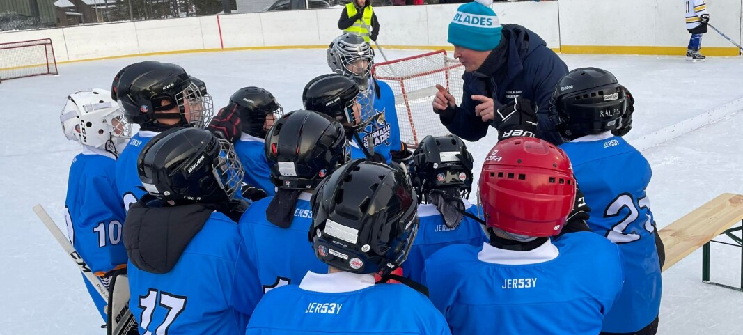Pep-talk før kampstart, gutta følger nøye med. Pep-talk før kampstart, gutta følger nøye med.