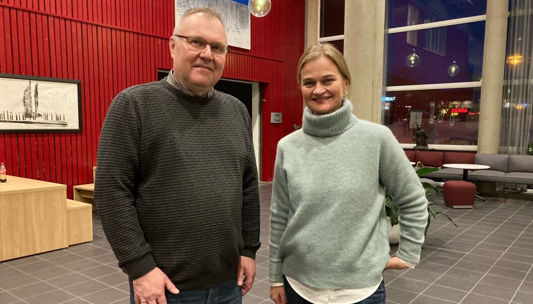 Avtroppende ordfører Margrethe Svinvik heier på sin partikollega Hugo Pedersen. Avtroppende ordfører Margrethe Svinvik heier på sin partikollega Hugo Pedersen.