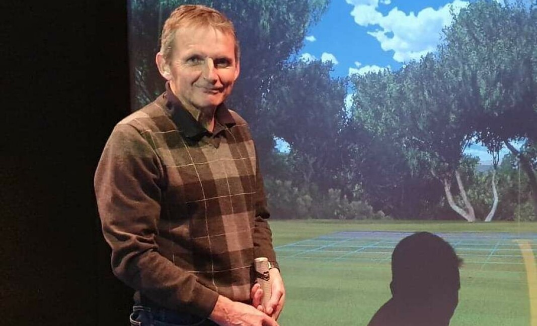 Leder i Surnadal Golfklubb, Hallvard Kvande på simulatorgolfspilling. Leder i Surnadal Golfklubb, Hallvard Kvande på simulatorgolfspilling.