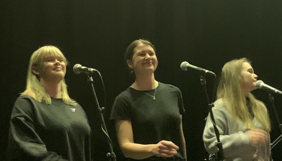 Gunn Astrid og dei andre bacing-vokalistane skin av songglede på scena.