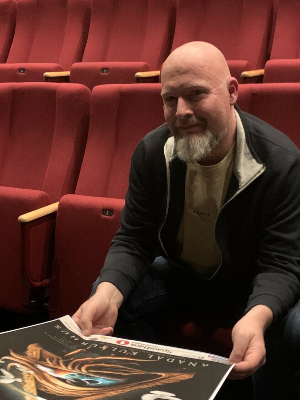 Rolf Paulsen med nytrykt plakat.