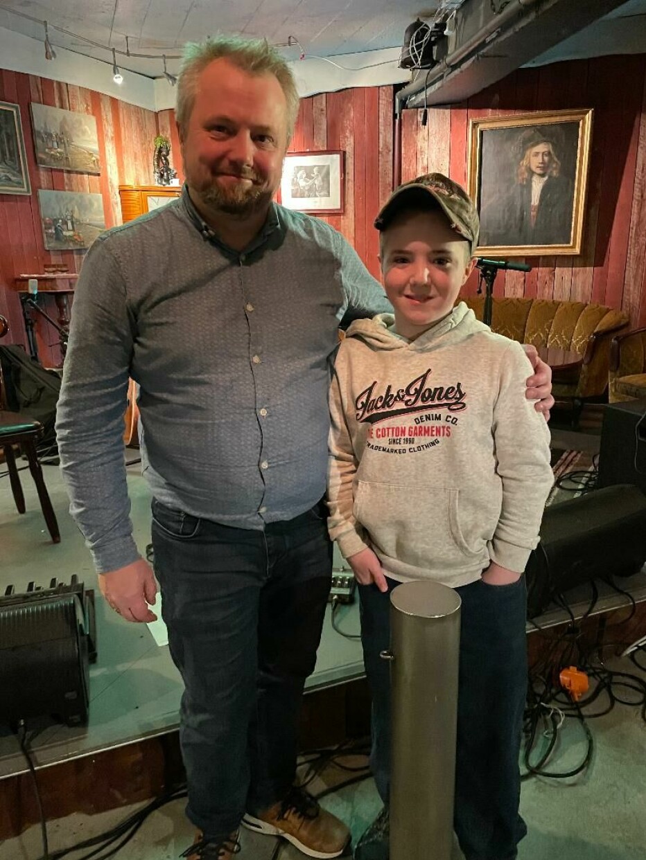Ronny Kjøsen og Trøen Kammersmusikk står nok en gang for et glimrende arrangement. Sønnen Linus på 12 år er med og hjelper pappa.