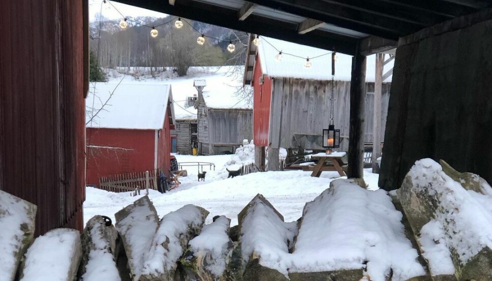 Fint med hvit pynt på husene våre❄️🥰 Fint med hvit pynt på husene våre❄️🥰