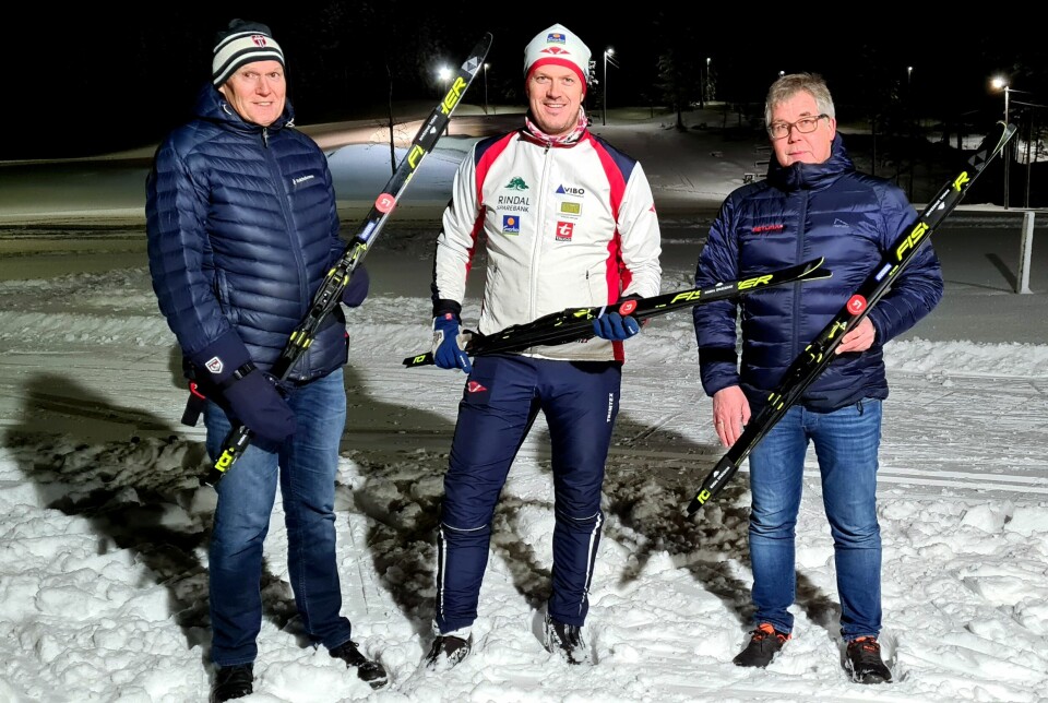 Ledar for Rindal IL Ski, Pål Sande, med nyskia mellom Magne Bjørnstad, Rindal Sparebank (t.v.), og Jon Tronvoll, Retura, som representantar for sponsorane.