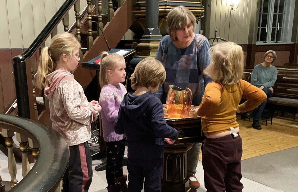Mange hadde livlege kommentarar om dåpen da Elsa samla dei rundt døypefonten. Mange hadde livlege kommentarar om dåpen da Elsa samla dei rundt døypefonten.