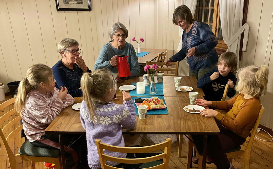 Soknerådet spanderte saft, kjeks og frukt som avslutning på kyrkjekvelden. Soknerådet spanderte saft, kjeks og frukt som avslutning på kyrkjekvelden.
