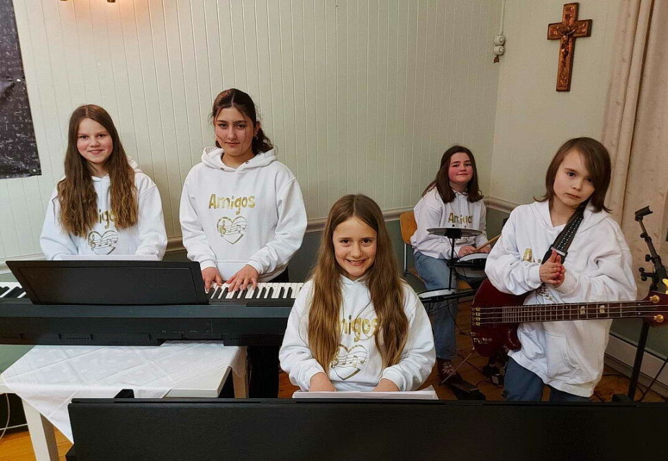 «Amigos Møljeband» er instruert av Bodil Kvam Aasbø. Desse unge jentene spelar endatil attåt salmesongnen søndag!