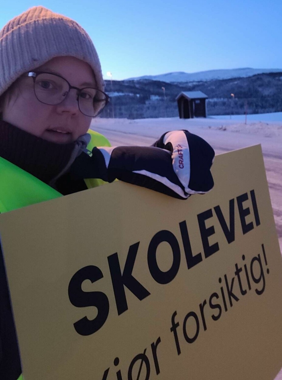 FAU-leder Agnethe Halgunset var trafikkvakt ved bussholdeplassen ved Rindal kirke.
