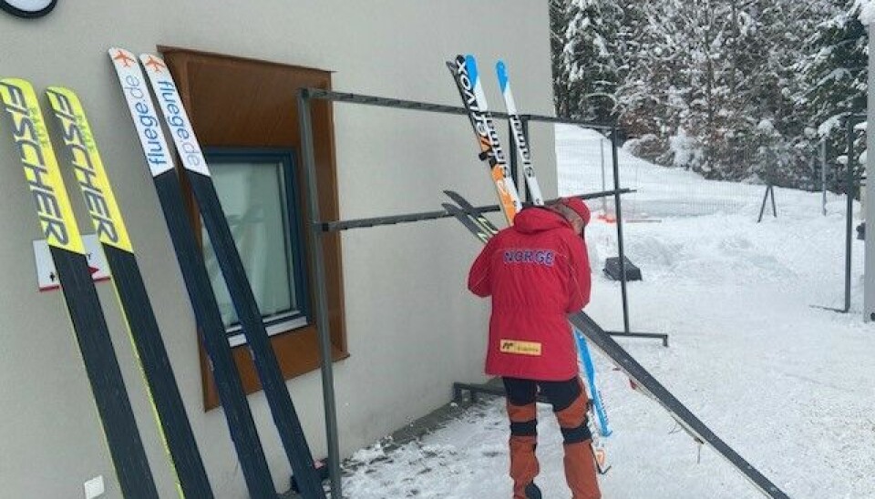 Eldstemann Jan Willy Oskal (78) smører ski!