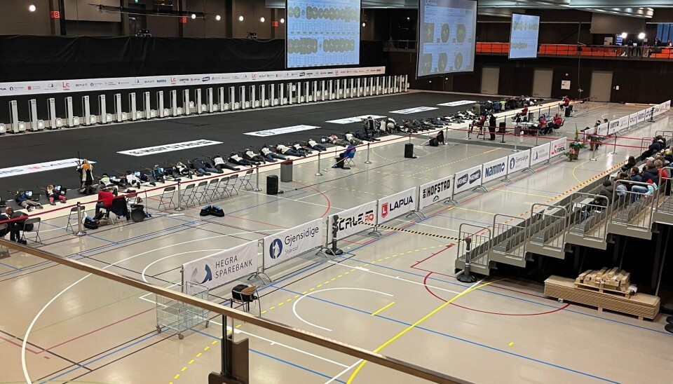 Fra Landsskytterstevnet innendørs i Stjørdal i 2023. En stor hall rigget for innendørs skyting.
