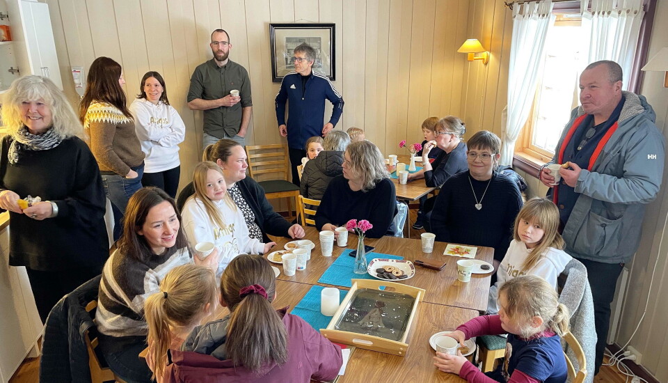 Og etterpå var det fullsett i kyrkjestua – så ekstra stolar måtte berast inn! Og etterpå var det fullsett i kyrkjestua – så ekstra stolar måtte berast inn!
