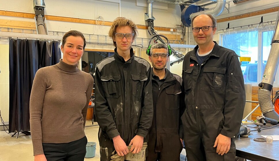 Rektor Hilde sammen med Svein og Sherwan, som er elever på 2IN (vg2 elektro og datateknologi), og lærer Per Arne.