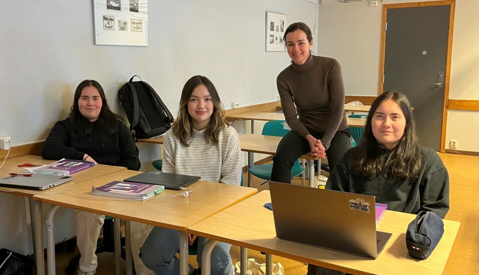 Elever fra vg3 st som tar programfaget Økonomi og ledelse. F.v. Agnes, Emily, Kaia og rektorHilde Andersen (bak).