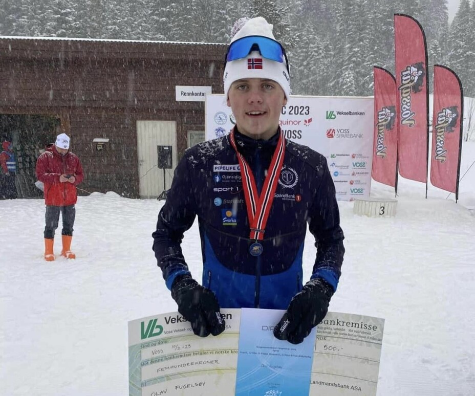 Olav Fugelsøy med premien fra sprinten på Voss.