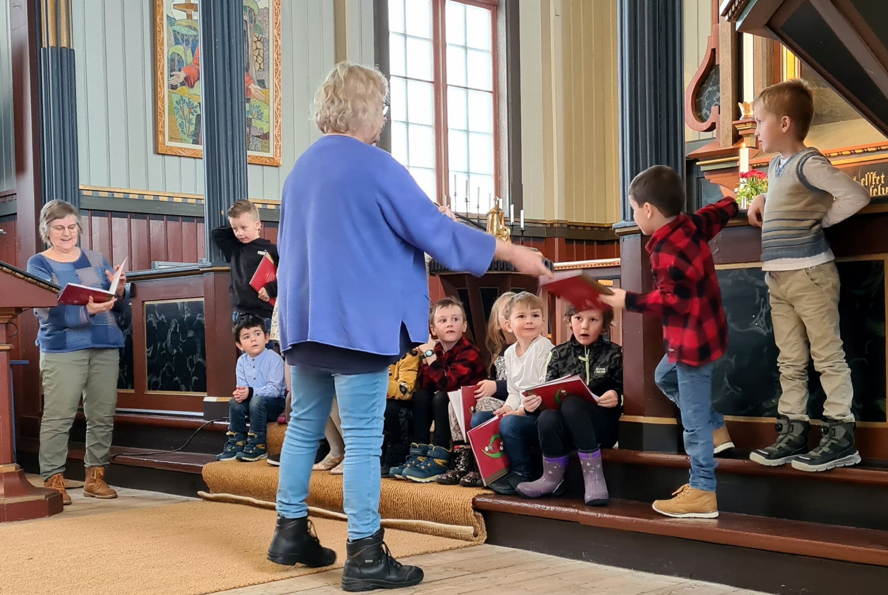 Trusopplærar Elsa Jensvold og soknerådsmedlem Inger Bolme delte ut bøkene til 6-åringane. Trusopplærar Elsa Jensvold og soknerådsmedlem Inger Bolme delte ut bøkene til 6-åringane.