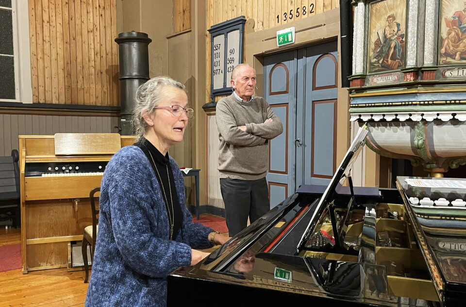 Oddveig Helset Halle leia kor- og allsong frå flygelet. I bakgrunnen initiativtakar og programleiar Torbjørn Brøske.
