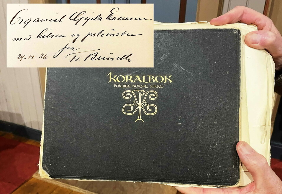 Koralboka etter Gyda Evensen (organist i Stangvik frå 1920 til 1972) er eit velbruka klenodium! Innfelt: Helsinga frå Fredrik Bruseth, som gav henne boka til jul i 1924.