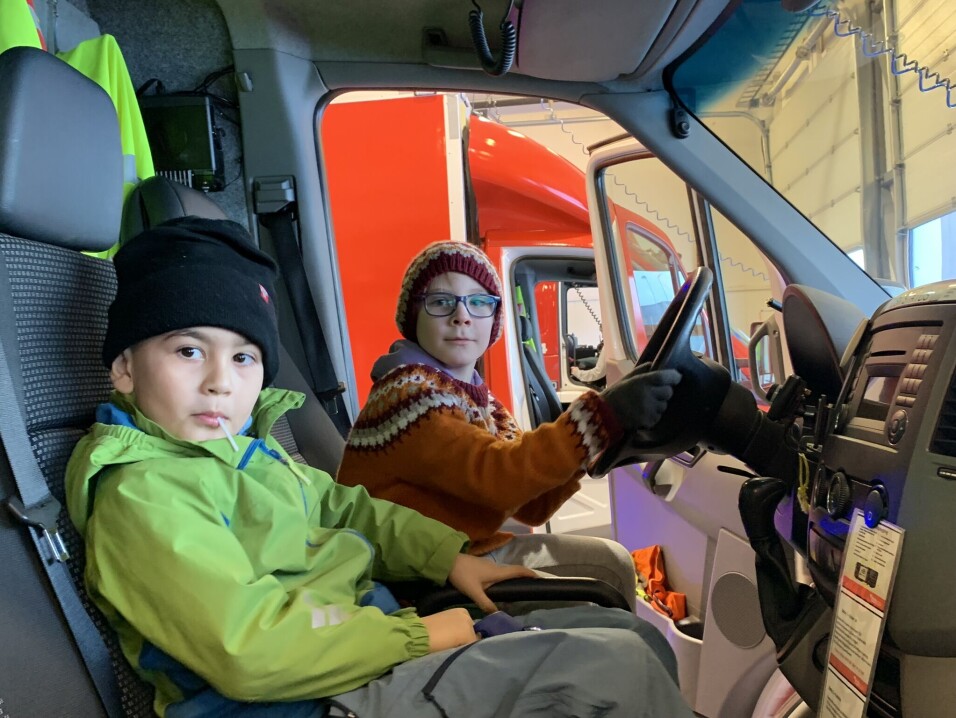 Abbas og Nim Liam, som fortel at dei begge går i 2c, tykkjer det er kjempestas å vere på brannstasjonen, og det aller gøyaste var å sitte inn bilane. Abbas og Nim Liam, som fortel at dei begge går i 2c, tykkjer det er kjempestas å vere på brannstasjonen, og det aller gøyaste var å sitte inn bilane.