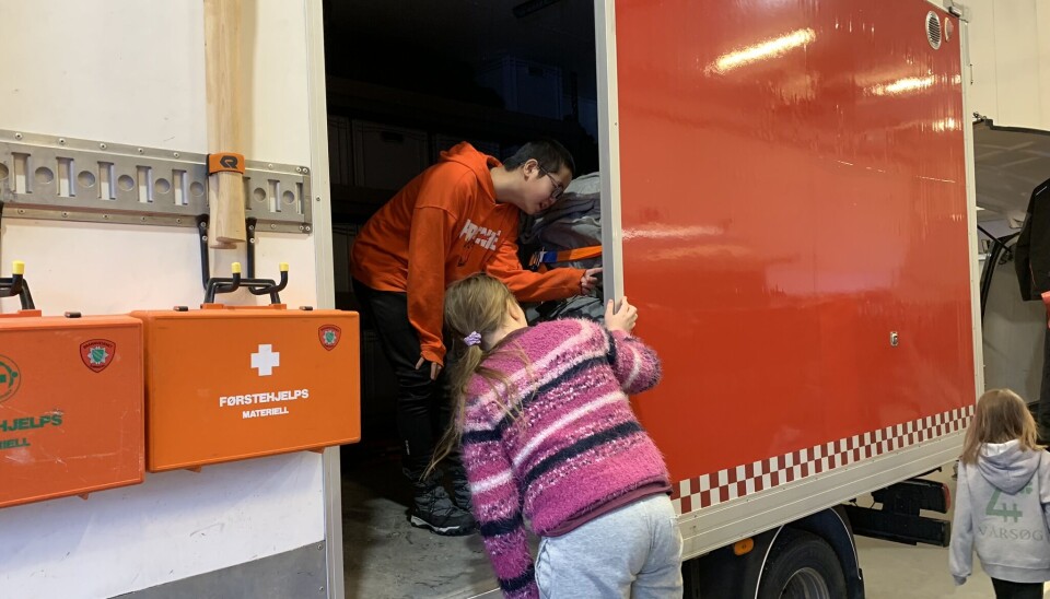 Kristian og Emilie inspiserer utstyret baki brannbilen. Kristian og Emilie inspiserer utstyret baki brannbilen.