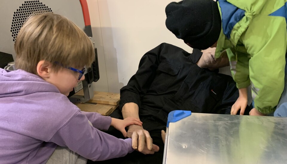 Nim Liam og Abbas sjekkar om det står til liv med den veldig naturtro øvingsdukka. Nim Liam og Abbas sjekkar om det står til liv med den veldig naturtro øvingsdukka.