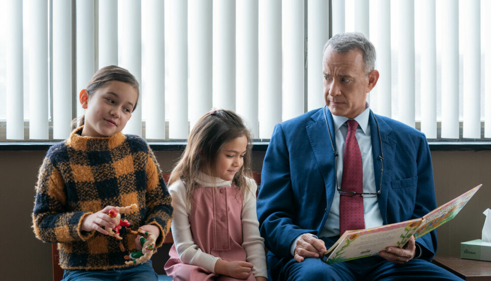 (l to r) Luna (Christiana Montoya) and Abbie (Alessandra Perez) react to Otto (Tom Hanks) reading to them in Columbia Pictures A MAN CALLED OTTO.  Photo by: Niko Tavernise