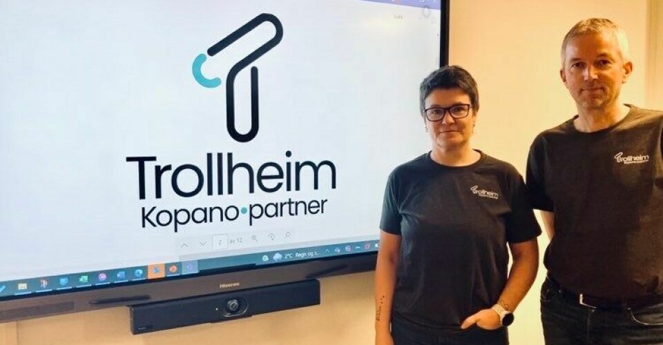 Ansatte viser frem ny logo for Trollheim, som nå er blitt Kopano-partner.