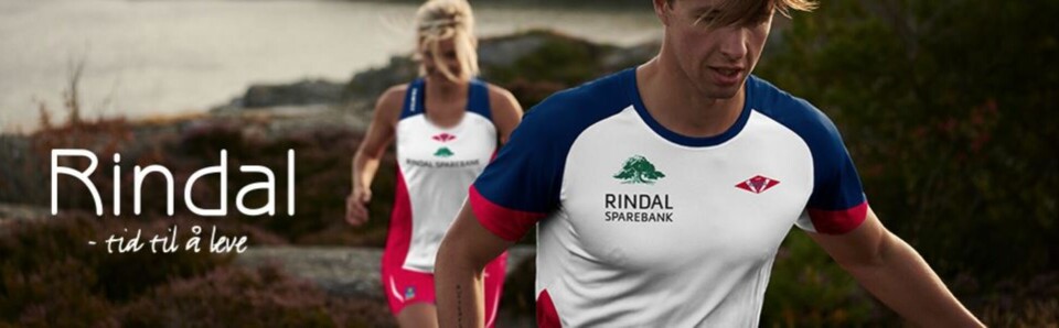 En mann og en dame som løper. De har på seg treningstøy merket med Rindal IL-logo og Rindal Sparebank-logo. Bildet er merket med logoen 'Rindal - tid til å leve'