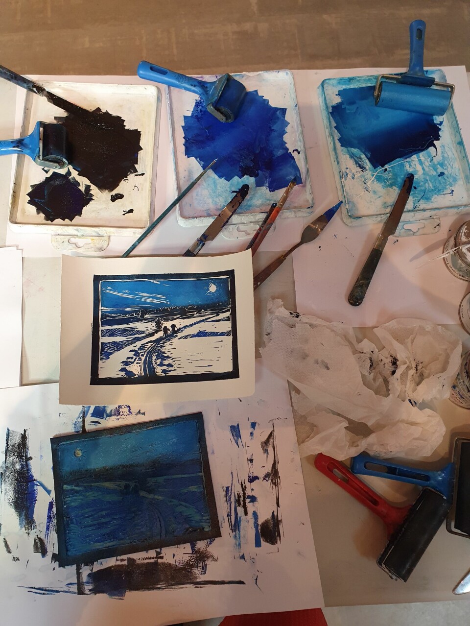 Prosessen underveis av trykkinga av kunsten, med mange nyanser av blå i bruk