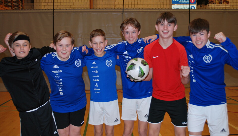 Niklas, Jarand, Håkon, Brage, Marius og Aleks stortrives på A-lagets fotballskule. Seks gutter smiler og har hendene i veret.
