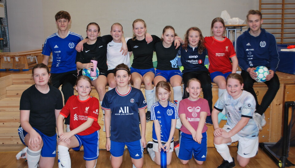 Andreas Fjærvik og Torstein Snekvik er trenerar for desse jentene i gymsalen på SUBUS Trenerar og mange jenter