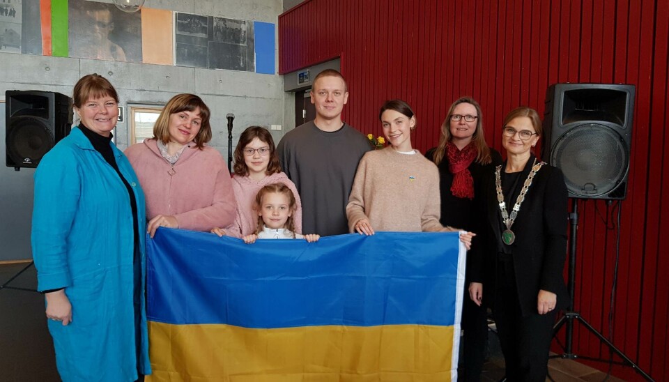 Frå venstre: Einingsleiar kultur Lilli Husby, Olena Nurkhametova,dottera hennar Arina, Ivan Vlasov, Alona Vlasova, assisterande kommunedirektør Gunhild Eidsli, ordførar Margrethe Svinvik og fremst dottera til Ivan og Alona, Liliia Vlaasova.