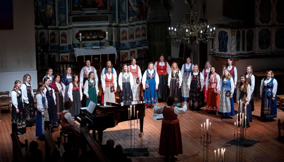 Damekoret Cantus synger i kirke.