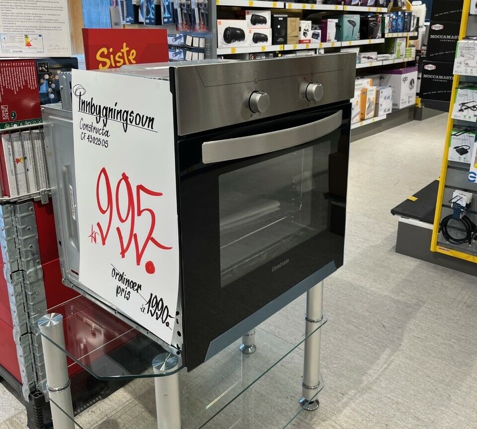 Faghandelen rydder plass til nyheter! Sort og kromfarget innbyggningsovn til 995 kroner.