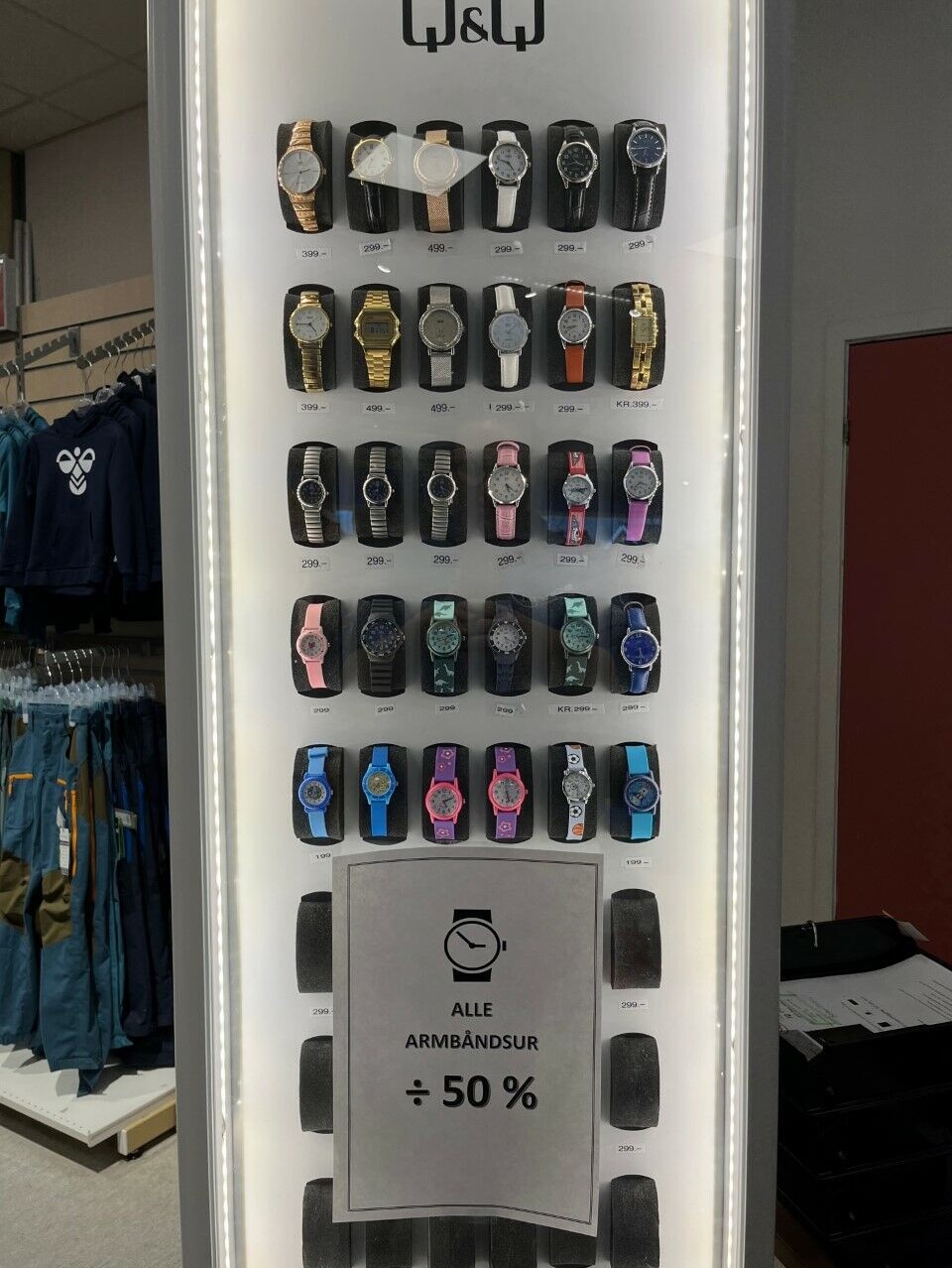 Faghandelen rydder plass til nyheter! Diverse ambåndsur, både til voksen og barn. Under henger er skilt hvor det står 'ALLE ARMBÅNDSUR -50%'