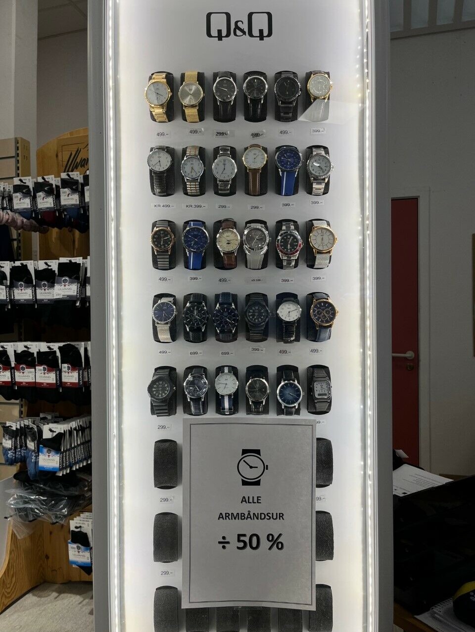 Faghandelen rydder plass til nyheter! Diverse armbåndsur for herre. Skiltet under leser 'ALLE ARMBÅNDSUR -50%'