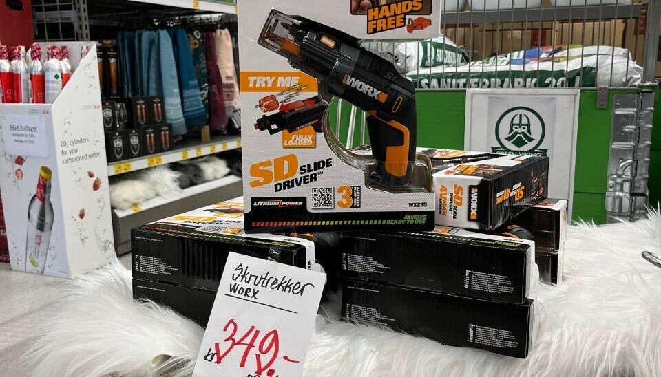 Faghandelen rydder plass til nyheter! En sort og oransje skrutrekker står oppå en trebenk med hvit pels. Skrutrekke fra WORX til 349 kroner.